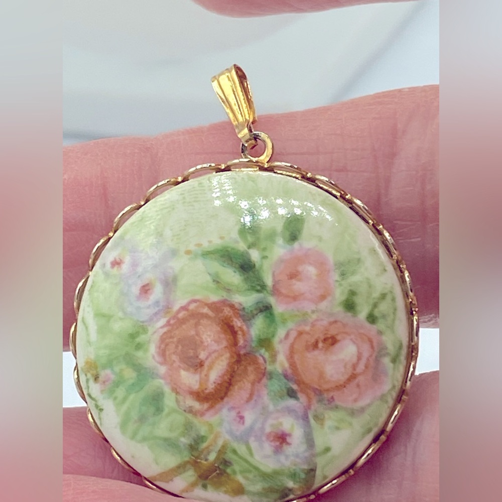 Vintage Hand Painted Porcelain Victorian Rose Pendant Gold Toned. 1” Diameter - Picture 6 of 6